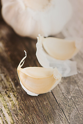 포토 JPG 해외이미지 라이프스타일 음식 채소 전구 탁자 실내 건강 마늘 사람없음 목재 세로 우주 신선 닫기 먹기 향신료 유기농 아로마 머리위 해외202004 해외포토 나무 웰빙 가구 재료 모션 내부 생활 향미료 파일형식 이미지허브