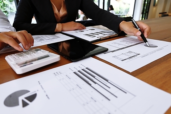 포토 JPG 해외이미지 직업 남자 백그라운드 컨셉 인터넷 회사 비즈니스 성공 그래프 선물 사람 사람없음 금융 노트북 컴퓨터 사무실 알약 펜 자료 업무 비즈니스맨 그룹 시장 결과 토론 분석 보고서 상담 경영자 문서 창업 보여주기 회계 경영 마케팅 투자자 프로젝트 해외202004 해외포토 모션 경제 전자제품 필기구 약 작업 직장인 리더 투자 자영업 파일형식 이미지허브