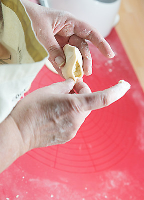 포토 JPG 해외이미지 전통 접시 손 할머니 음식 재료 탁자 치즈 감자 요리 사람없음 목재 주방 요리사 식사 저녁식사 침묵 신선 막대기 맛 먹기 향수 준비 날것 반죽 밀가루 점심식사 폭식 경단 라비올리 생식 스터핑 우크라이나 페스츄리 핸드메이드 현실 해외202004 해외포토 나무 직업 식기 여자 노년 유럽 빵 가구 컨셉 채소 모션 유제품 신체부위 소리 화장품 가루 파일형식 이미지허브