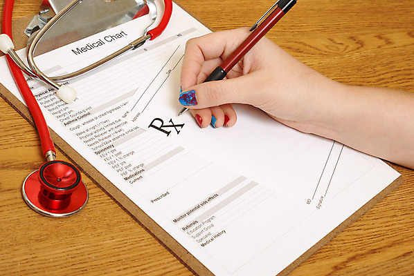 포토 JPG 해외이미지 백인 직업 손 여자 산업 종이 청진기 직장 건강 병원 사람 사람없음 치료 가로 사무실 알약 약 펜 공백 환자 의사 흰색 기록 질병 책상 서식 문서 처방 조제 패드 돌봄 서류판 치료제 해외202004 해외포토 서양인 컬러 가구 회사 비즈니스 의학 의료기기 모션 신체부위 필기구 사무용품 의료진 만들기 파일형식 이미지허브