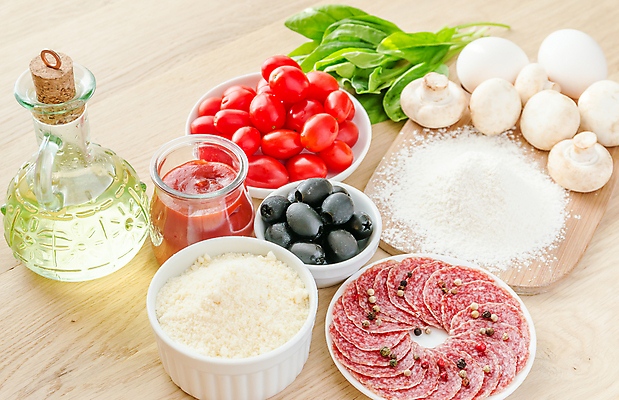 포토 JPG 해외이미지 음식 토마토 채소 탁자 양파 치즈 파프리카 피자 건강 요리 사람없음 목재 빨간색 초록색 주방 검은색 식사 버섯 이탈리아 빵집 흰색 신선 체리 소시지 낟알 케첩 자르기 허브 컵받침 준비 올리브 슬라이스 반죽 밀가루 토핑 후추 시금치 성분 훈제 살라미 엘리먼트 오레가노 해외202004 해외포토 나무 식물 열매 유럽 컬러 가구 과일 재료 모션 유제품 패스트푸드 서양음식 상점 소스_음식 가공식품 가루 받침대 향신료 파일형식 이미지허브