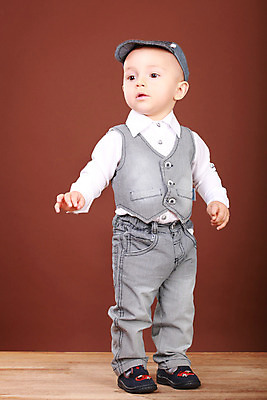 포토 JPG 해외이미지 모델 응시 남자 감정 여유 어린이 포즈 백그라운드 한명 서기 사람 소년 파란색 흰색 청바지 자신감 달콤 작음 싱글 긍정 길이 걸음마 결백 고립 천진난만 캡모자 혼자 해외202004 해외포토 모자_잡화 1 시선 컬러 컨셉 바지 모션 맛 크기 파일형식 이미지허브