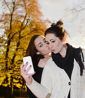 포토 JPG 해외이미지 나무 공원 여자 행복 2 가족 자연 모바일 키스 함께함 미소 웃음 두명 세로 스마트폰 핸드폰 청춘 노란색 검은색 사진촬영 우정 기쁨 가을 행운 황금 자매 언니 성인여자만 해외202004 해외포토 식물 계절 공공시설 감정 컬러 컨셉 관계 표정 사람 친구 전자제품 스마트기기 촬영 애정표현 생태계 여자만 성인만 파일형식 이미지허브