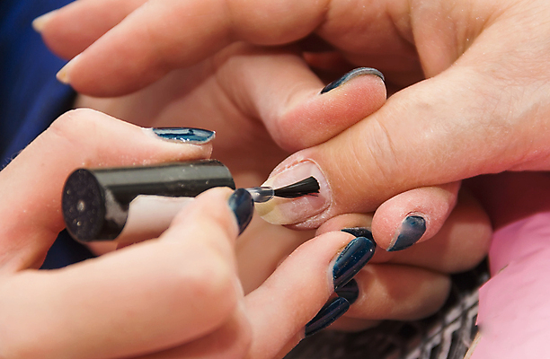 포토 JPG 해외이미지 라이프스타일 손 여자 실내 사람 신체부위 수건 잡기 고급 우아함 손톱관리 네일아트 손톱 서비스 매니큐어 네일샵 매니큐어바르기 해외202004 해외포토 컨셉 모션 내부 생활 위생용품 뷰티 상점 화장품 파일형식 이미지허브