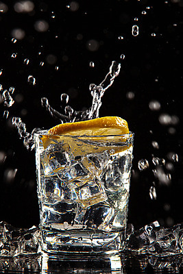 포토 JPG 해외이미지 모양 물결 음료 파도 백그라운드 과일 모션 사람없음 세로 물 반사 우주 냉동 얼음 거품 흐름 추위 물방울 신선 액체 개울 그룹 붓기 떨어짐 크리스탈 빗방울 레몬 순수 오브젝트 분무기 스플래쉬 해외202004 해외포토 자연요소 바다 컨셉 강 비_날씨 광석 파일형식 이미지허브