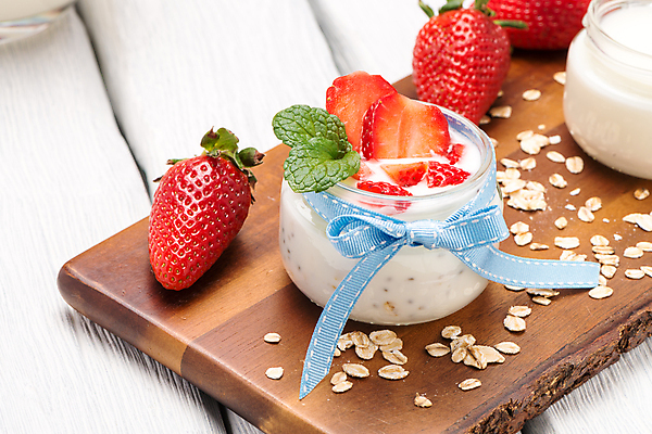 포토 JPG 해외이미지 리본 딸기 단면 유리병 디저트 실내 사람없음 시리얼 민트 요거트 나무도마 나무탁자 해외202004 해외포토 음식 과일 탁자 병_용기 유제품 도마 내부 목재 허브 파일형식 이미지허브