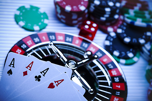 포토 JPG 해외이미지 실내 사람없음 트럼프 포커칩 도박 카지노 주사위 흰배경 룰렛 비네팅 겜블 해외202004 해외포토 백그라운드 촬영기법 내부 놀이용품 게임 흰색 포커 파일형식 이미지허브