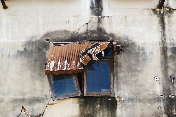 포토 JPG 해외이미지 구름 외관 산업 건축양식 창문 공장 하늘 지붕 벽돌 사람없음 야외 건물 초록색 어둠 손상 회색 떨어짐 폐기물 파편 버리기 창고 먼지 폭풍 구식 깨짐 썩음 옛날 중고 철강 폭풍우 해외202004 해외포토 자연요소 건축물 건축 컬러 컨셉 공업 모션 날씨 비_날씨 쓰레기 자연재해 파일형식 이미지허브