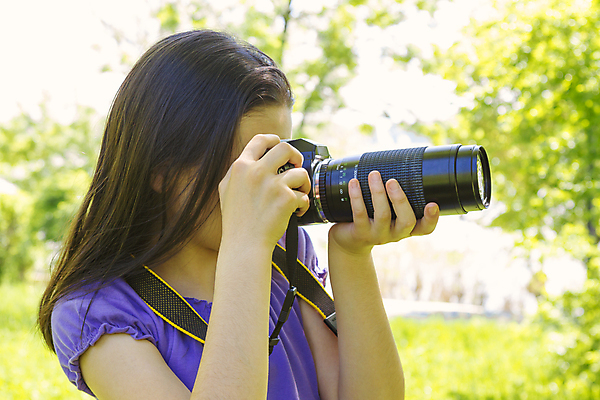 포토 JPG 해외이미지 긴머리 공원 여자 티셔츠 자연 갈색머리 한명 취미 야외 10대 초록색 햇빛 머리카락 카메라 사진촬영 활발 잡기 전문직 사진사 긍정 예술가 팔 사춘기 염원 해외202004 해외포토 직업 1 헤어스타일 공공시설 컬러 컨셉 셔츠 모션 청소년 사람 신체부위 전자제품 태양 머리 촬영 작가 생태계 파일형식 이미지허브