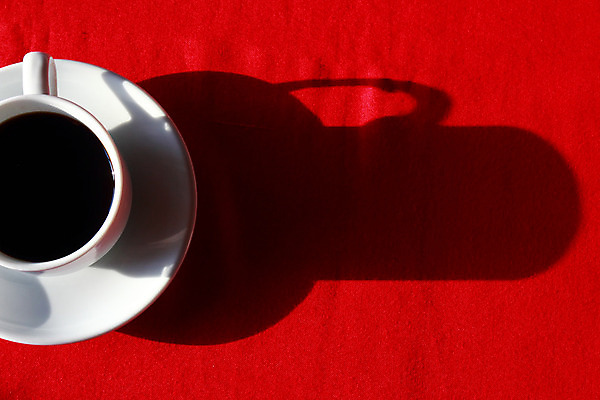 포토 JPG 해외이미지 커피 탁자 아침 그림자 사람없음 컵 빨간색 빛 햇빛 머그컵 흰색 가장자리 아침식사 커피잔 블랙커피 정물화 해외202004 해외포토 주간 식기 음료 컬러 가구 잔 태양 식사 둘레 그림 파일형식 이미지허브