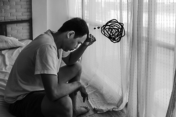 포토 JPG 해외이미지 백인 여자 남자 얼굴 신체 청진기 베개 근육 스트레스 주택 건강 병원 피곤 한명 사람 앉기 성인 빨간색 소파 머리 방 고통 의사 슬픔 흰색 침대 업무 열 질병 걱정 두통 돌봄 우울증 편두통 해외202004 해외포토 서양인 1 감정 컬러 가구 컨셉 의자 의학 의료기기 침구 모션 건물 신체부위 의료진 작업 파일형식 이미지허브