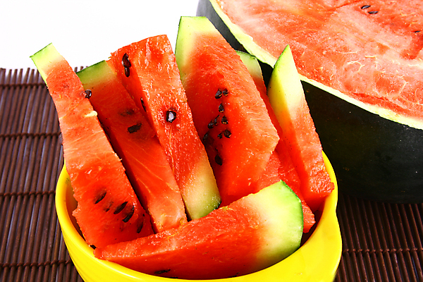 포토 JPG 해외이미지 행복 어린이 음식 컨셉 셔츠 과일 수박 건강 소년 사람없음 빨간색 초록색 물 주스 봄 아기 신선 잡기 멜론 먹기 토막 걸음마 고립 해외202004 해외포토 자연요소 계절 남자 감정 음료 컬러 상의 모션 사람 파일형식 이미지허브