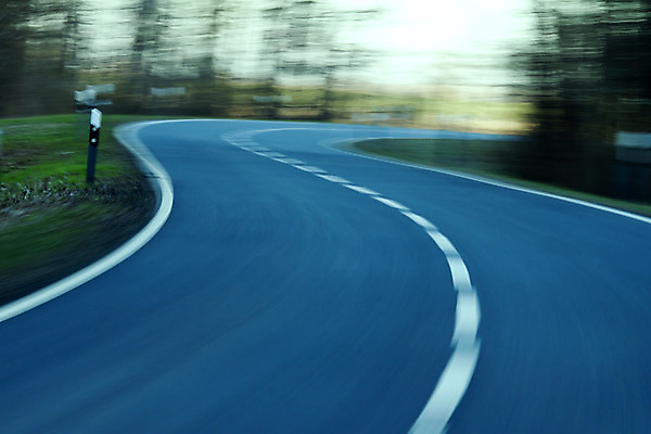 포토 JPG 해외이미지 도로 무늬 거리 사람없음 검은색 운전 흰색 레이싱 숲 위험 공격 사건 속도 강조 해외202004 해외포토 길 컬러 컨셉 교통시설 모션 시합 파일형식 이미지허브