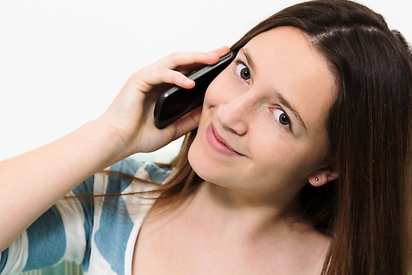 포토 JPG 해외이미지 백인 1 손 응시 여자 행복 유럽 여유 얼굴 통신 모바일 갈색머리 세포 말하기 대화 한명 사람 10대 파란색 스마트폰 핸드폰 줄무늬 흰색 잡기 전화기 부름 내추럴 의사소통 채팅 셀룰러 해외202004 해외포토 서양인 헤어스타일 시선 감정 나라 컬러 무늬 모션 청소년 신체부위 전자제품 스마트기기 파일형식 이미지허브