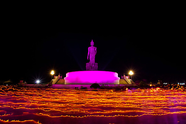 포토 JPG 해외이미지 아시아 종교 문화 여행 불교 건축양식 태국 서기 동양인 풍경 사람없음 야외 건물 장식 파란색 빛 여행객 탑 새벽 궁전 도시 사찰 역사 황금 야간 사리탑 옛날 이국적 해외202004 해외포토 자연요소 건축물 건축 나라 컬러 고건축 종교건축 모션 사람 인종 파일형식 이미지허브