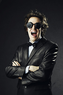 포토 JPG 해외이미지 백인 모델 한명 성인 세로 선글라스 우아함 특별함 성인남자만 해외202004 해외포토 서양인 1 안경 컨셉 사람 남자만 성인만 파일형식 이미지허브