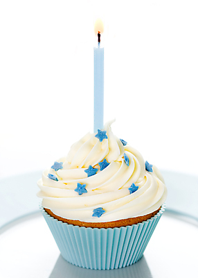 포토 JPG 해외이미지 1 접시 별 음식 디저트 사람없음 장식 파란색 한개 케이크 얼음 소용돌이 축하 생일 달콤 작음 컵케이크 굽기 뿌리기 크림 흰배경 문학 휘핑크림 카피스페이스 프로스팅 해외202004 스펀지케이크 해외포토 자연요소 식기 기념일 컬러 백그라운드 컨셉 모션 공백 회오리 흰색 맛 크기 구이 제빵 휘핑 파일형식 이미지허브