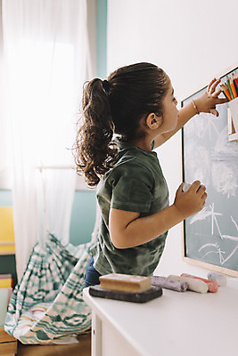 포토 JPG 해외이미지 교육 어린이 컨셉 학교 놀이 창조 미술 한명 사람 취미 칠판 유치원 흰색 그리기 그림 분필 예술가 개발 지능 초보 해외202004 해외포토 1 컬러 모션 문화예술 초크 파일형식 이미지허브