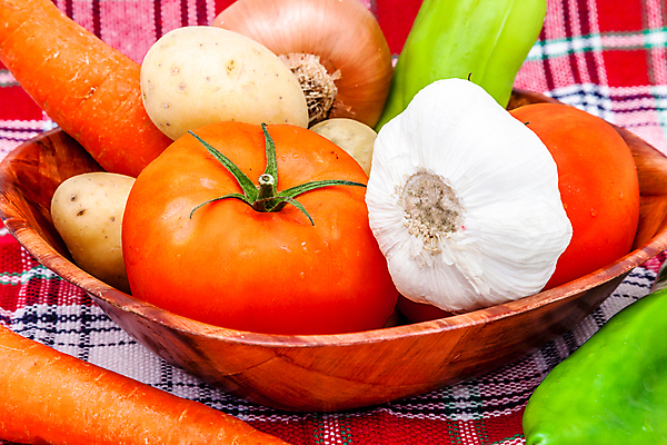 포토 JPG 해외이미지 접시 음식 다이어트 토마토 채소 과일 양파 감자 건강 마늘 사람없음 당근 신선 맛 후추 해외202004 해외포토 식기 컨셉 뿌리채소 향신료 파일형식 이미지허브