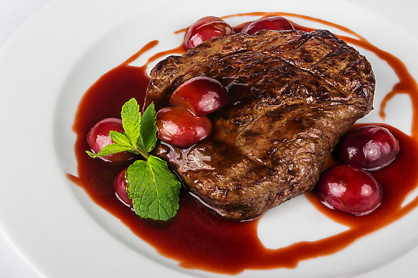 포토 JPG 해외이미지 접시 음식 부분 건강 육류 돼지고기 스테이크 요리 사람없음 빨간색 식당 식사 저녁식사 이탈리아 소고기 튀김 맛 그릴 바비큐 굽기 민트 자두 점심식사 해외202004 해외포토 식기 유럽 컬러 컨셉 과일 식재료 주방용품 서양음식 상점 구이 허브 파일형식 이미지허브