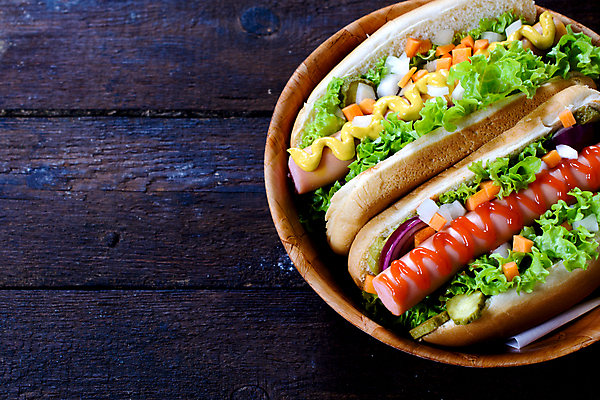 포토 JPG 해외이미지 채소 실내 사람없음 소시지 케첩 머스터드 담기 핫도그 나무그릇 카피스페이스 나무배경 해외202004 해외포토 그릇 음식 백그라운드 모션 패스트푸드 내부 목재 공백 소스_음식 가공식품 파일형식 이미지허브