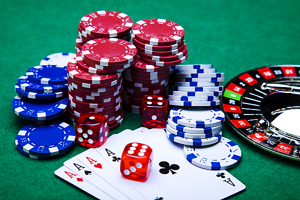 포토 JPG 해외이미지 실내 사람없음 쌓기 트럼프 포커칩 도박 카지노 룰렛 겜블 초록배경 해외202004 해외포토 백그라운드 모션 내부 초록색 놀이용품 게임 포커 파일형식 이미지허브