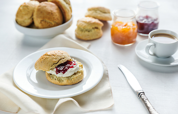포토 JPG 해외이미지 접시 커피 유리병 실내 사람없음 식탁보 커피잔 크림 흰배경 과일잼 스콘 잼나이프 해외202004 해외포토 식기 음료 빵 백그라운드 병_용기 잔 내부 흰색 나이프 잼 파일형식 이미지허브