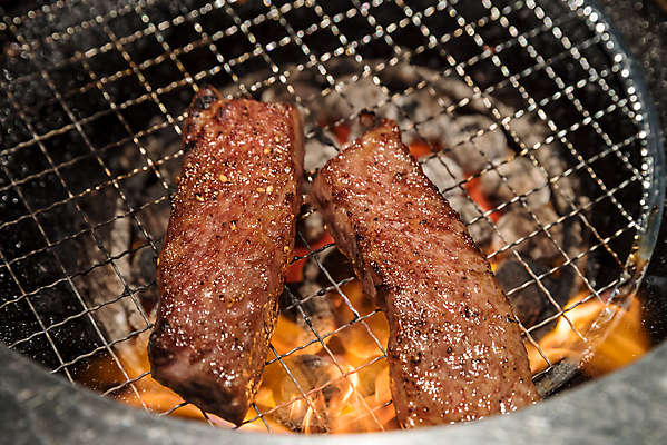 포토 JPG 해외이미지 접시 음식 조각 다이어트 재료 불 육류 스테이크 요리 사람없음 빨간색 주방 일본 검은색 축제 식사 소고기 흰색 신선 소 혈액 닫기 그릴 바비큐 자르기 허리 날것 숯 갈비뼈 등심 생식 정육점 해외202004 해외포토 자연요소 식기 아시아 컬러 식재료 포유류 모션 주방용품 뼈 서양음식 건강 신체부위 상점 파일형식 이미지허브