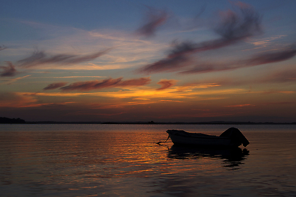 포토 JPG 해외이미지 실루엣 호수 바다 자연 낚시 휴식 덴마크 풍경 취미 사람없음 물 반사 일몰 새벽 농촌 만 수면 황금 고독 정박 카피스페이스 해외202004 해외포토 자연요소 감정 컨셉 배_교통 레저 촬영기법 북유럽 노을 공백 시골 생태계 파일형식 이미지허브