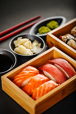 포토 JPG 해외이미지 젓가락 검은배경 실내 사람없음 초밥 나무상자 고추냉이 간장 종지 생강초절임 세트메뉴 연어초밥 일본음식 해외202004 참치초밥 해외포토 그릇 음식 백그라운드 수저 내부 상자 검은색 양념 메뉴 연어 절임 파일형식 이미지허브