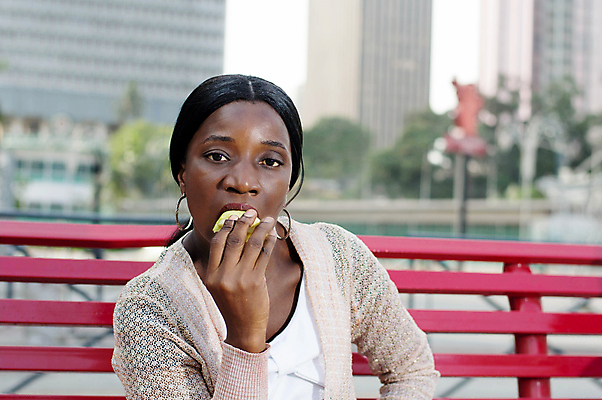 포토 JPG 해외이미지 한명 사람 초록색 노란색 입 사과 먹기 해외202004 해외포토 1 컬러 과일 모션 신체부위 파일형식 이미지허브