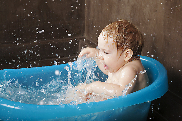 포토 JPG 해외이미지 백인 라이프스타일 여자 딸 행복 감정 놀이 한명 미소 사람 물 목욕 욕실 아기 씻기 해외202004 해외포토 자연요소 서양인 1 가족 표정 생활 청결 파일형식 이미지허브