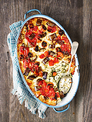 포토 JPG 해외이미지 다이어트 토마토 채소 가지 치즈 건강 사람없음 세로 이탈리아 시골 굽기 섬유 시금치 채식주의자 해외202004 해외포토 유럽 유제품 직물 구이 채식 파일형식 이미지허브