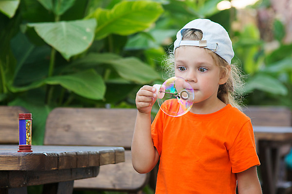 포토 JPG 해외이미지 계절 어린이 자연 놀이 휴가 거리 한명 운동 맑음 산책 거품 뜨거움 비누 타격 해외202004 해외포토 1 모션 날씨 휴식 건강 사람 위생용품 생태계 파일형식 이미지허브