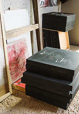 포토 JPG 해외이미지 디자인 미술 한명 목재 세트 컬러풀 노란색 페인트 장비 공구 붓 얼룩 그리기 팔레트 그림 질감 예술가 캔버스 페인트붓 화가 섞기 중고 아크릴 해외202004 해외포토 나무 직업 1 컬러 재료 모션 재질 문화예술 사람 도구 파일형식 이미지허브