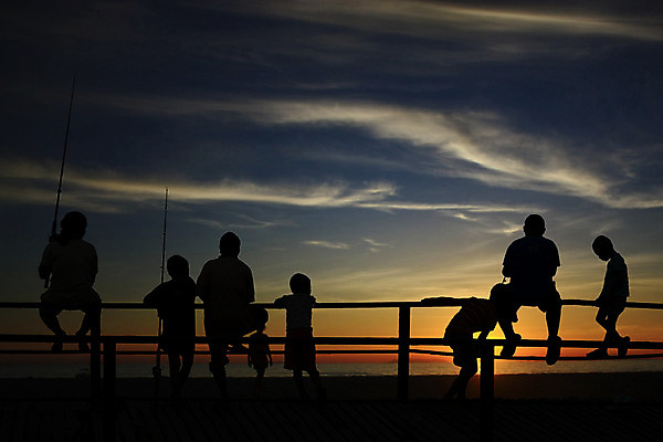 포토 JPG 해외이미지 구름 실루엣 어린이 놀이 낚시 사람없음 여름 파란색 빛 달리기 태양 검은색 어둠 일몰 황금 해외202004 해외포토 자연요소 계절 컬러 모션 레저 촬영기법 사람 노을 파일형식 이미지허브