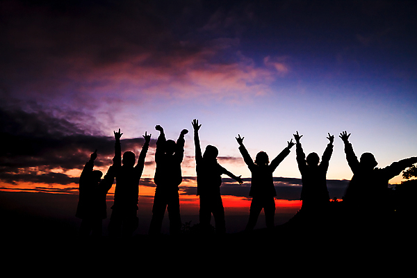 포토 JPG 해외이미지 여자 남자 행복 실루엣 바다 함께함 여러명 상반신 성인 야외 일몰 우정 성인만 해외202004 해외포토 감정 다수 컨셉 촬영기법 사람 친구 노을 파일형식 이미지허브