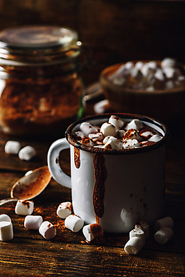 포토 JPG 해외이미지 유리병 실내 따뜻함 사람없음 아웃포커스 숟가락 머그컵 달콤 감성 코코아 마시멜로우 나무탁자 해외202004 해외포토 음료 컨셉 탁자 병_용기 디저트 촬영기법 수저 내부 컵 맛 파일형식 이미지허브