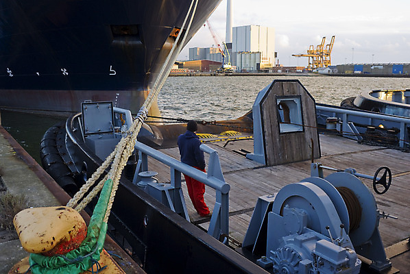 포토 JPG 해외이미지 남자 산업 교통시설 직장 덴마크 사람 해변 사람없음 야외 가로 물 항구 일몰 발전소 저녁 선원 해외202004 해외포토 자연요소 바다 교통 회사 북유럽 노을 에너지 야간 시설 파일형식 이미지허브