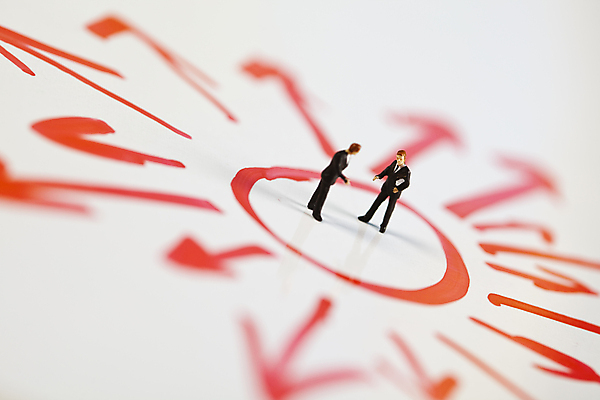 포토 JPG 해외이미지 화살표 회의 협력 실내 대화 사람없음 금융 비즈니스맨 토론 흰배경 금융비즈니스 인물미니어처 분포 해외202004 해외포토 남자 백그라운드 비즈니스 말하기 내부 경제 미니어처 흰색 직장인 파일형식 이미지허브