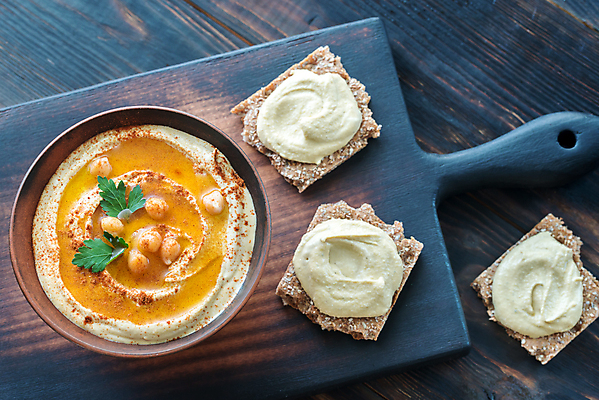 포토 JPG 해외이미지 그릇 빵 실내 사람없음 하이앵글 나무도마 병아리콩 중동음식 나무배경 해외202004 훔무스 해외포토 식기 음식 뷰포인트 백그라운드 콩 도마 내부 목재 파일형식 이미지허브