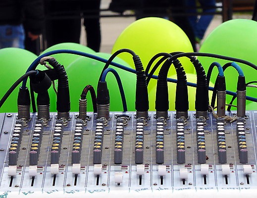 포토 JPG 해외이미지 음악 음향기기 안내 사람없음 야외 가로 초록색 파티 금속 소리 콘센트 플러그 연결 오디오 풍선 해외202004 해외포토 컬러 재질 문화예술 이벤트 전자제품 파일형식 이미지허브