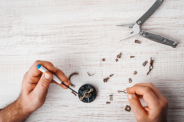 포토 JPG 해외이미지 백그라운드 탁자 관리 사람없음 목재 파란색 금속 검은색 견과류 흰색 도구 나사 업무 작업 은색 플라스틱 볼트 펜치 공학 주목 많음 해외202004 해외포토 나무 교육 컬러 가구 컨셉 재료 재질 공구 파일형식 이미지허브