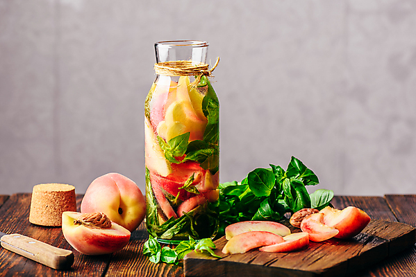 포토 JPG 해외이미지 음료 회색배경 유리병 실내 사람없음 나이프 달콤 담기 슬라이스 복숭아 코르크 바질 나무도마 나무탁자 복숭아씨 디톡스 해외202004 해외포토 식기 백그라운드 과일 모션 탁자 병_용기 도마 건강 씨앗 내부 목재 회색 칼 맛 파일형식 이미지허브