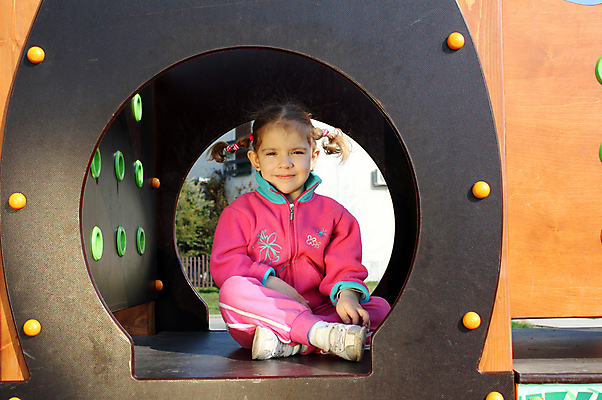 포토 JPG 해외이미지 백인 공원 여자 어린이 포즈 놀이 한명 사람 청춘 기쁨 흰색 달콤 놀이터 해외202004 해외포토 서양인 1 공공시설 감정 컬러 컨셉 맛 파일형식 이미지허브
