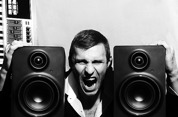 포토 JPG 해외이미지 1 라이프스타일 음악 백그라운드 셔츠 흑백 그림자 한명 성인 확성기 소리 외침 듣기 흰색 시원함 오디오 스테레오 반항 고립 심각 플레이어 스타일 해외202004 해외포토 컬러 컨셉 상의 모션 문화예술 촬영기법 사람 생활 전자제품 파일형식 이미지허브