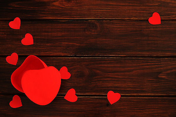 포토 JPG 해외이미지 모양 종이 백그라운드 컨셉 탁자 휴가 발렌타인데이 선물 사랑 사람없음 목재 장식 빨간색 상자 우주 어둠 놀람 하트 축하 인사 오픈 신용카드 널 정상 심볼 패키지 옛날 카피스페이스 해외202004 해외포토 나무 감정 컬러 가구 재료 데이이벤트 표정 금융 공백 예절 파일형식 이미지허브