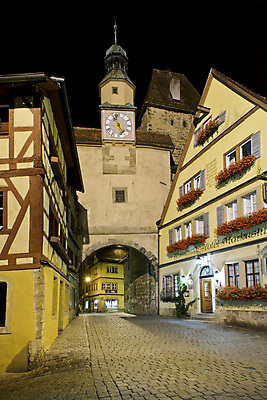 포토 JPG 해외이미지 유럽 거리 주택 독일 풍경 사람없음 마을 탑 도시 중세 야간 대문 타운 빛망울 바이에른 해외202004 해외포토 자연요소 건축물 나라 건물 빛 문 역사 파일형식 이미지허브