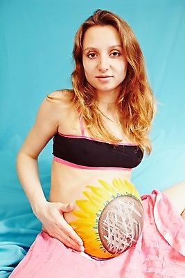 포토 JPG 해외이미지 백인 1 라이프스타일 손 옷 여자 행복 감정 얼굴 신체 엄마 새로움 잉크 실내 건강 한명 미소 사람 성인 가로 임신 기쁨 아기 잡기 기다림 예측 피부 사인 시작 그림 문제 월 유일 해외202004 해외포토 서양인 컨셉 가족 모션 표정 내부 생활 신체부위 날짜 파일형식 이미지허브