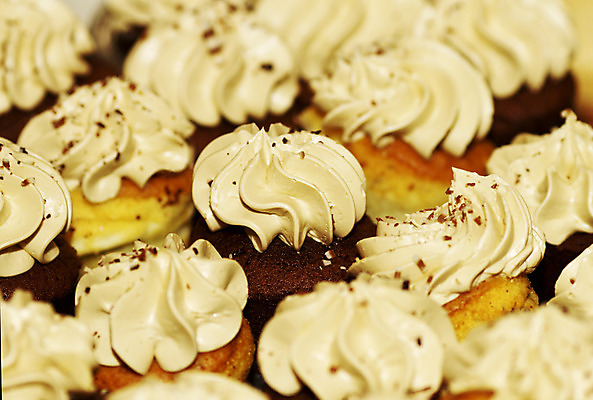 포토 JPG 해외이미지 음식 디저트 사람없음 케이크 초콜릿 달콤 작음 컵케이크 뿌리기 바닐라 특별함 프로스팅 해외202004 해외포토 컨셉 모션 맛 크기 제빵 파일형식 이미지허브